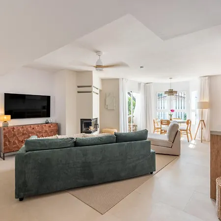 شقة Naranjos Modern 2 Bedroom Penthouse With Views